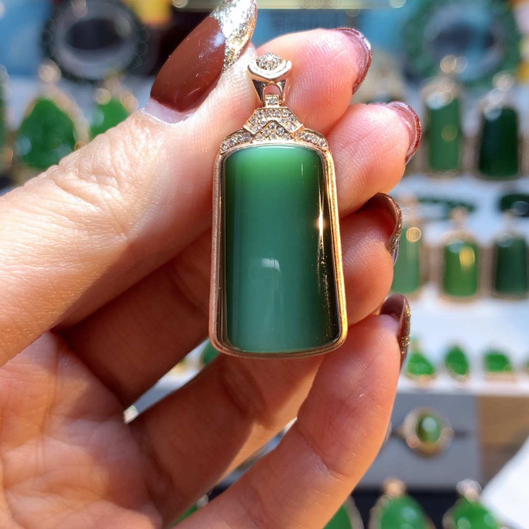 和田玉挂件18K金镶嵌木**