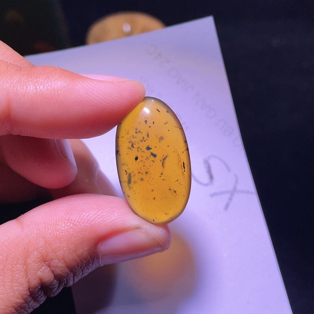 琥珀裸石未镶嵌，
