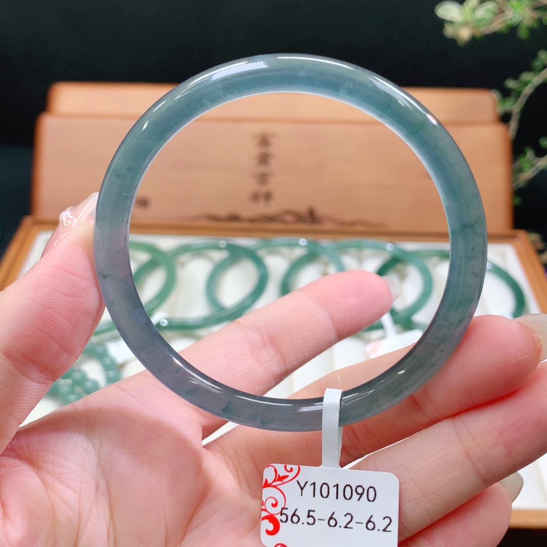 翡翠手镯未镶嵌天然