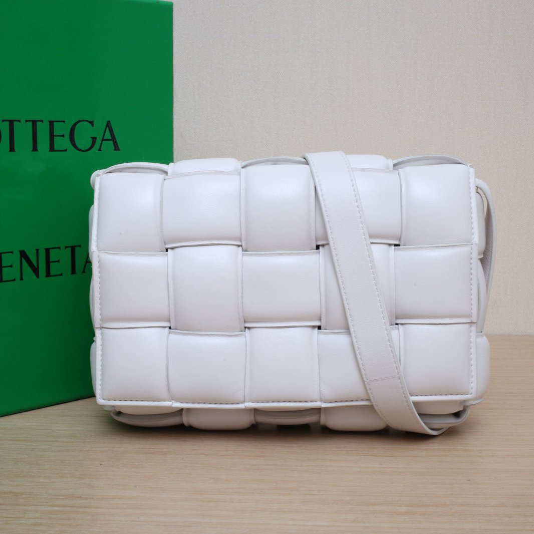 95新 BOTTEGA VENETA/葆蝶家 小花黑黑 加衬 中号 26 白色 斜挎包
