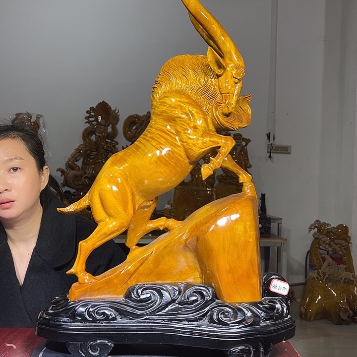 艺***）金丝楠领头羊摆件