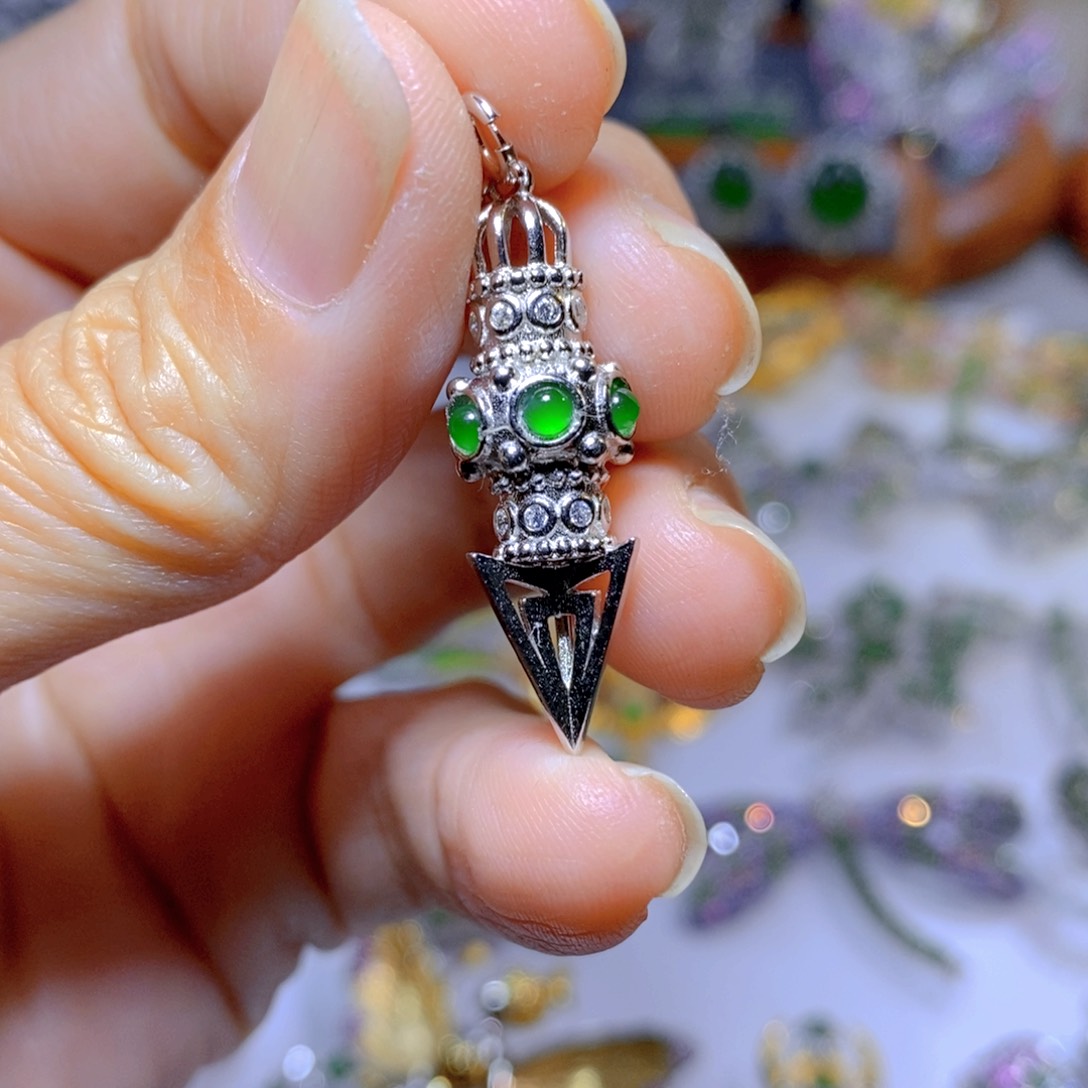 翡翠颈饰银S925镶嵌天然翡翠