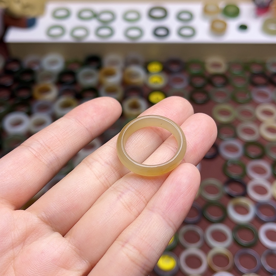 和田玉未镶嵌戒指明***人