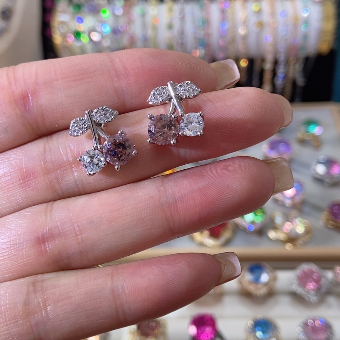 66锆石（处理）耳钉