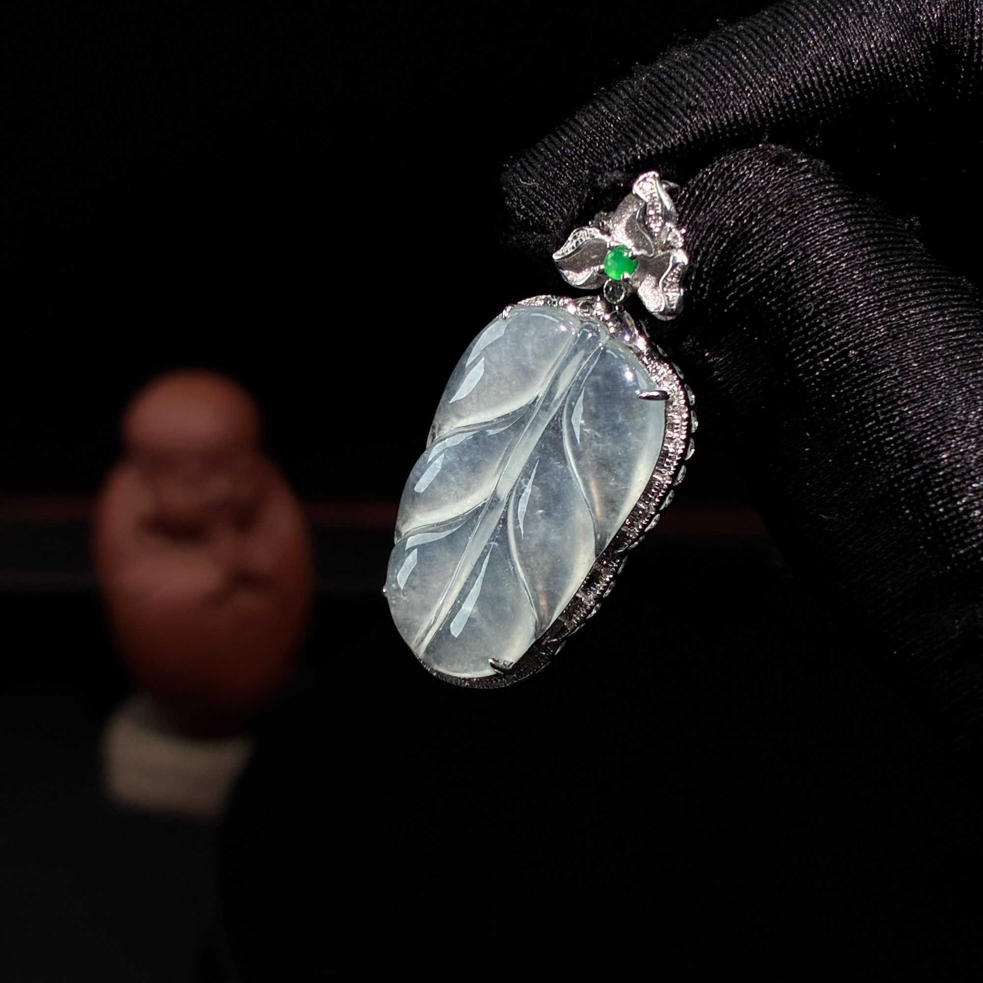 翡翠18k镶嵌冰透飘花叶子吊坠