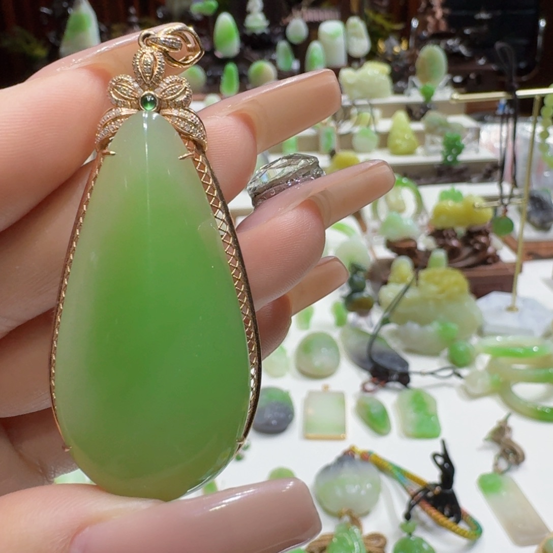 和田玉（翠青玉）18K金镶嵌颈饰翠青水滴