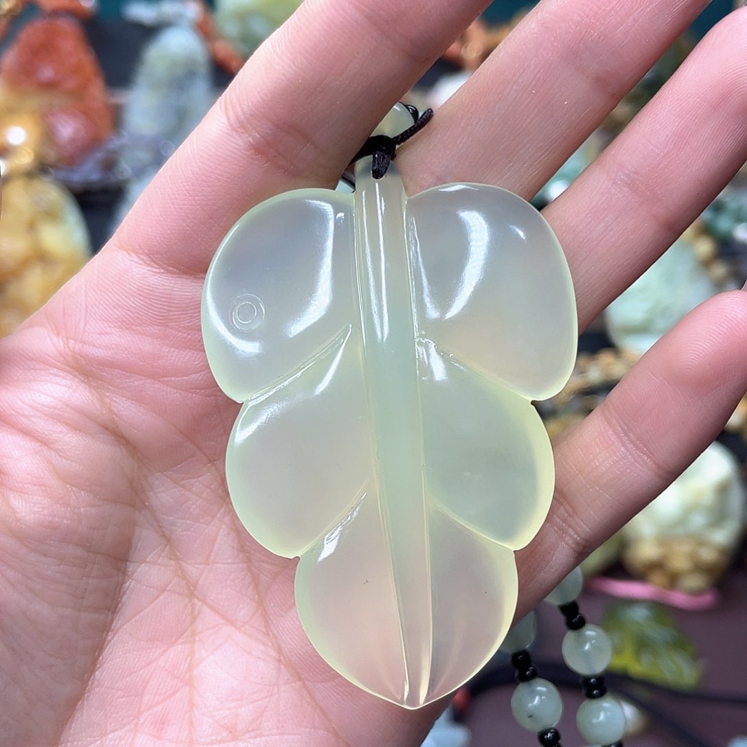 蛇纹石玉颈饰未镶嵌