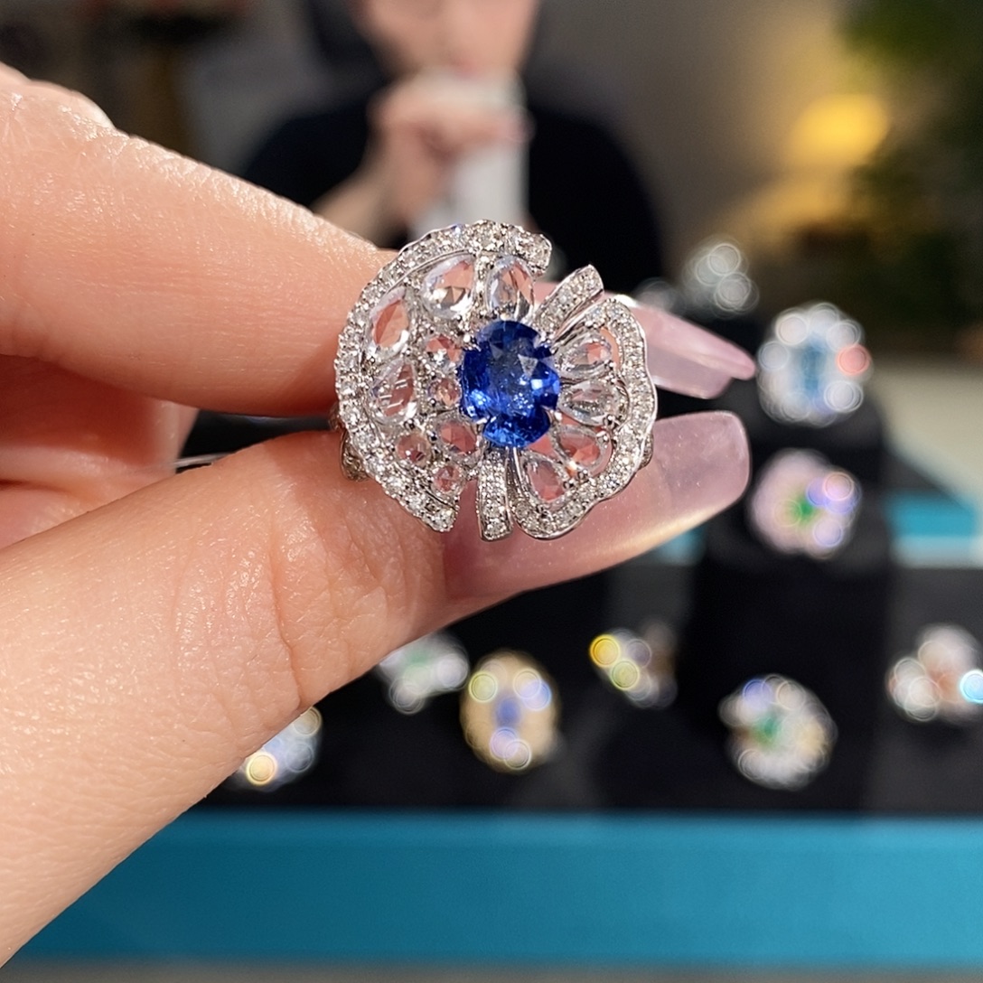 18K金镶嵌蓝宝石戒指1.03ct