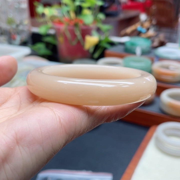 石英质玉手镯未镶嵌藕粉手镯