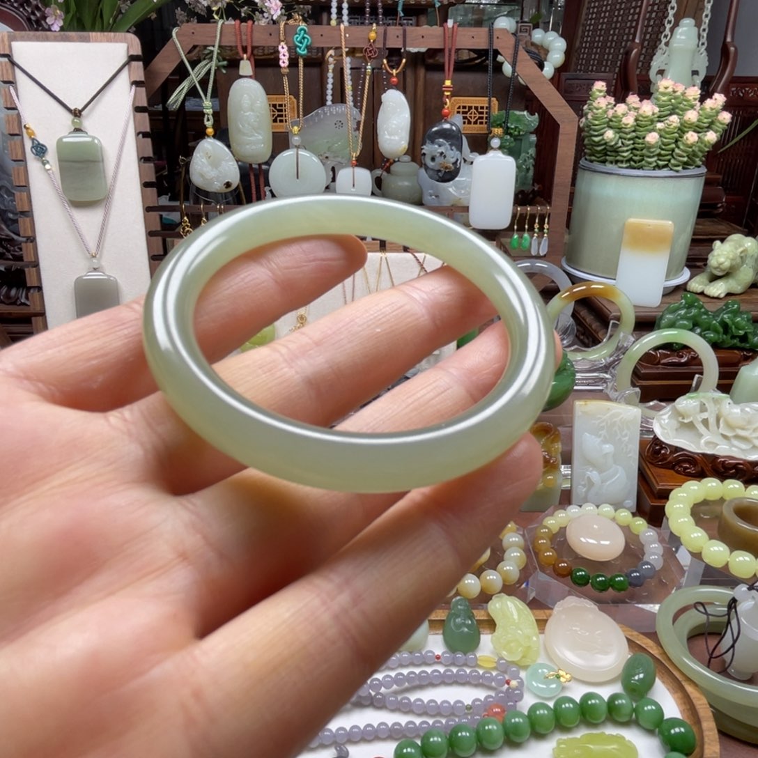 和田玉未镶嵌手镯