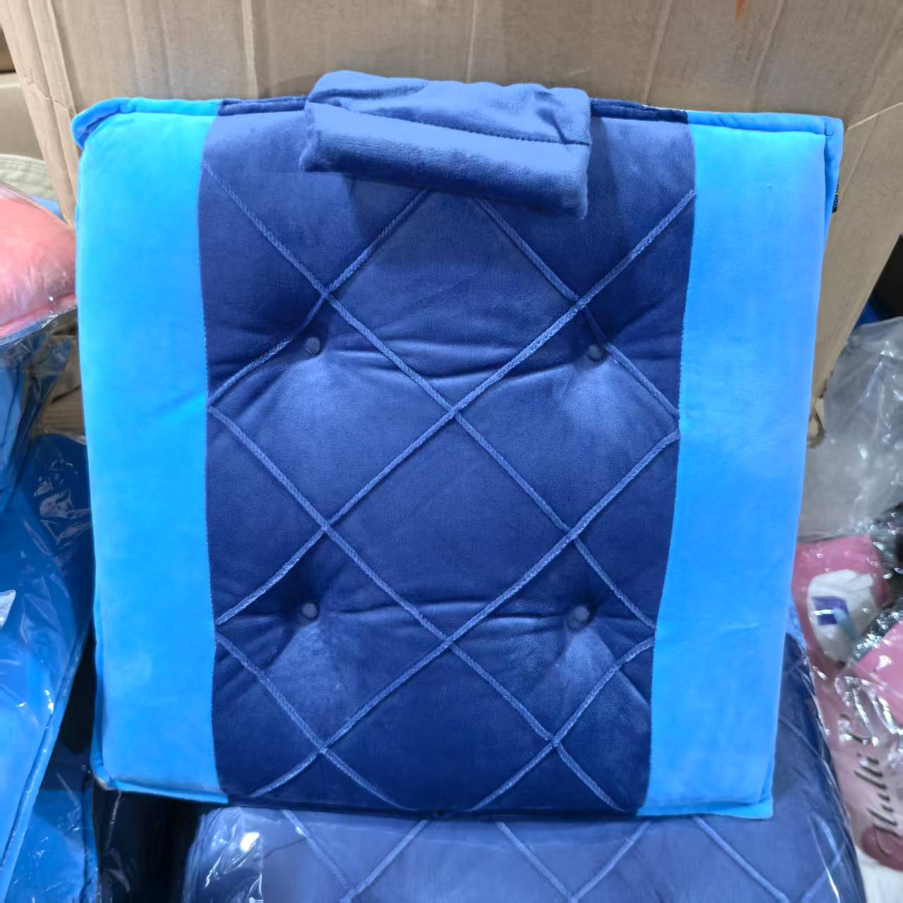 蓝色绒面菱格汽车坐垫，43*43.发2个