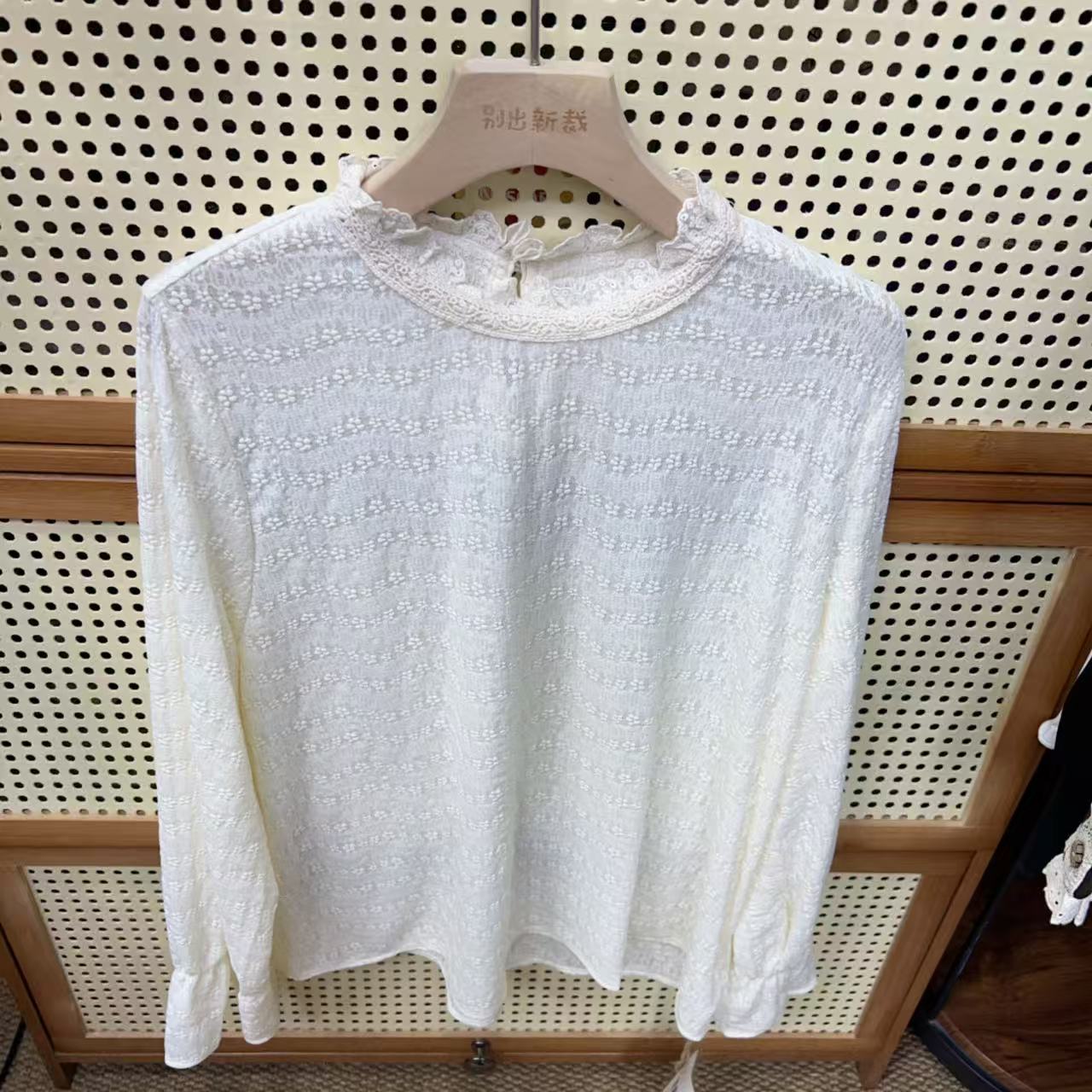 别出新裁88759新款文艺花边蕾丝领打底衫    衣长60