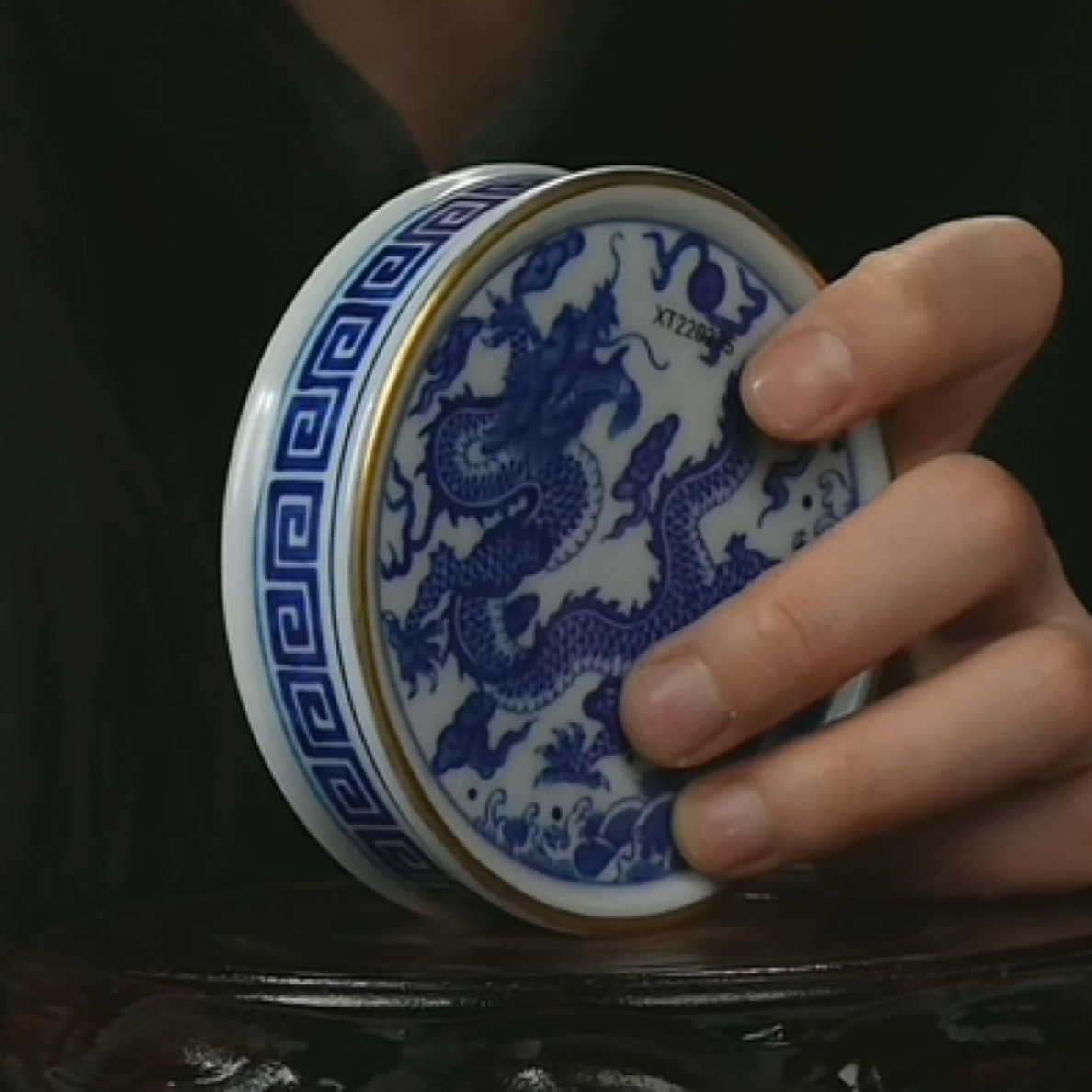 M青花海水龙纹盖置