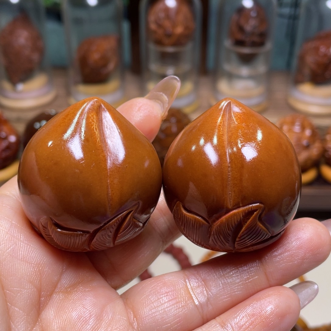 橄榄核吊坠曾***人仙桃一对 三点八尺