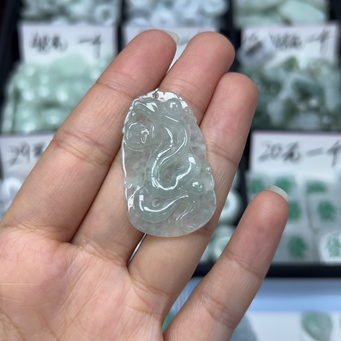 翡翠颈饰未镶嵌蛇