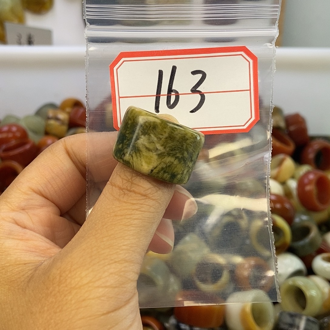 是***呀蛇纹石玉未镶嵌戒指