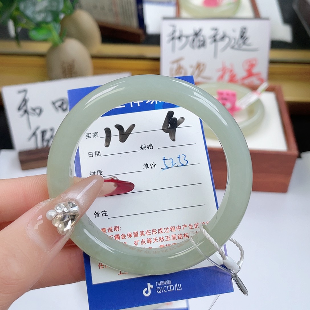 和田玉手镯未镶嵌