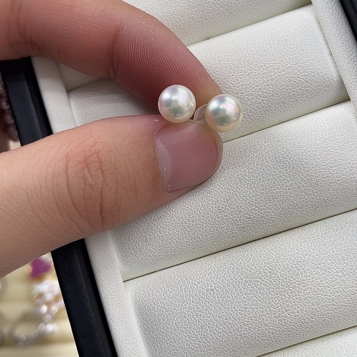 18K金镶嵌海水珍珠耳饰