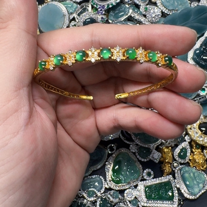 翡翠未镶嵌颈饰天然A货翡翠放漏