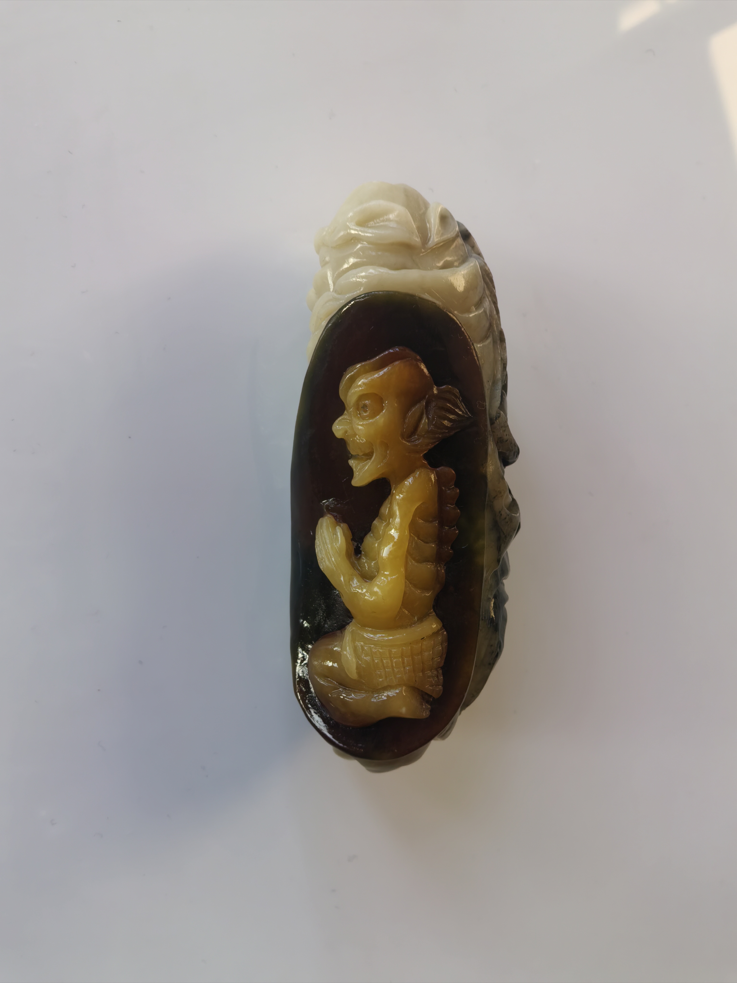 天然俏色岫玉，手工精雕，构思巧妙，钟馗捉妖降魔手把件