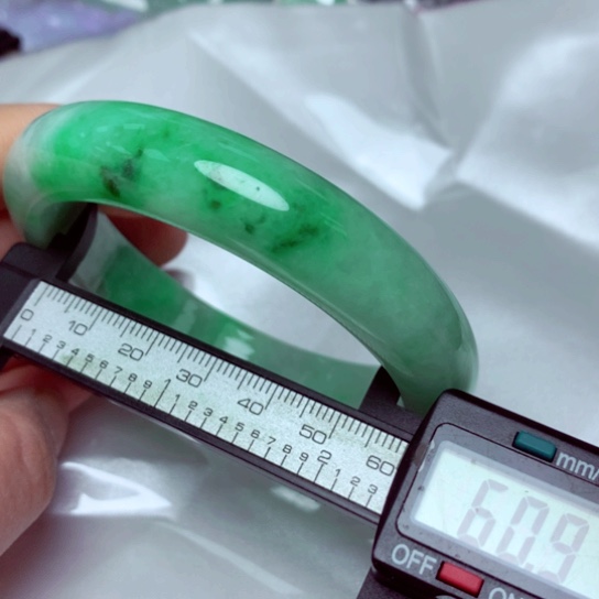 翡翠手镯未镶嵌手镯