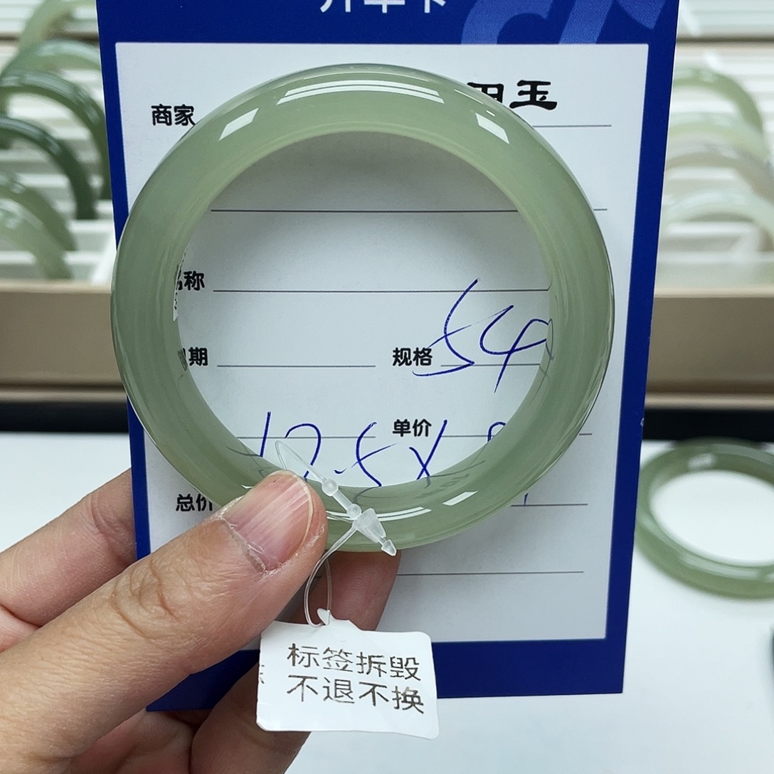 胖***晚和田玉未镶嵌手镯