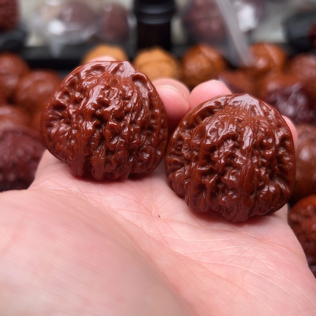 陌***.文玩核桃吊坠凹的