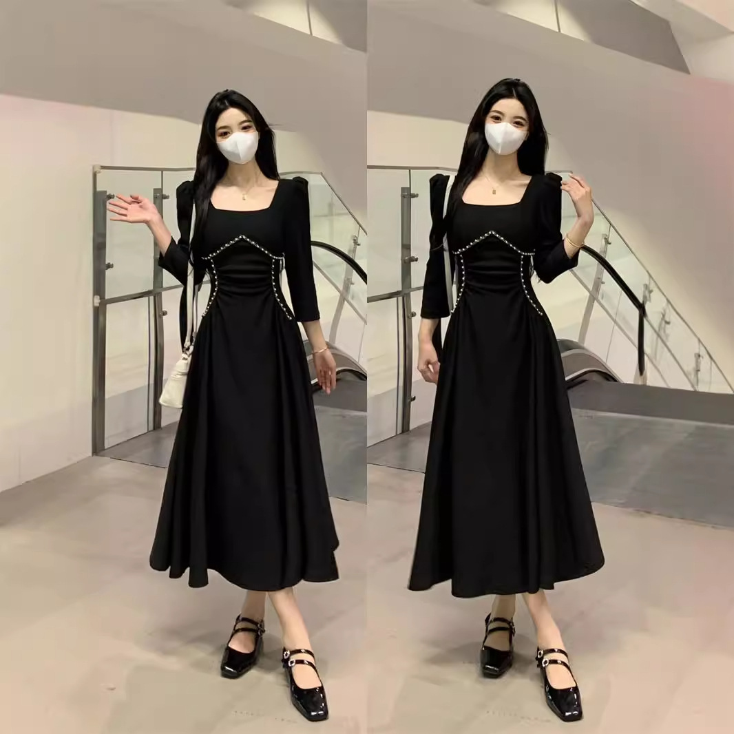 大码黑色连衣裙女2024年秋新款法式显瘦修身赫本风垂坠感方领长裙