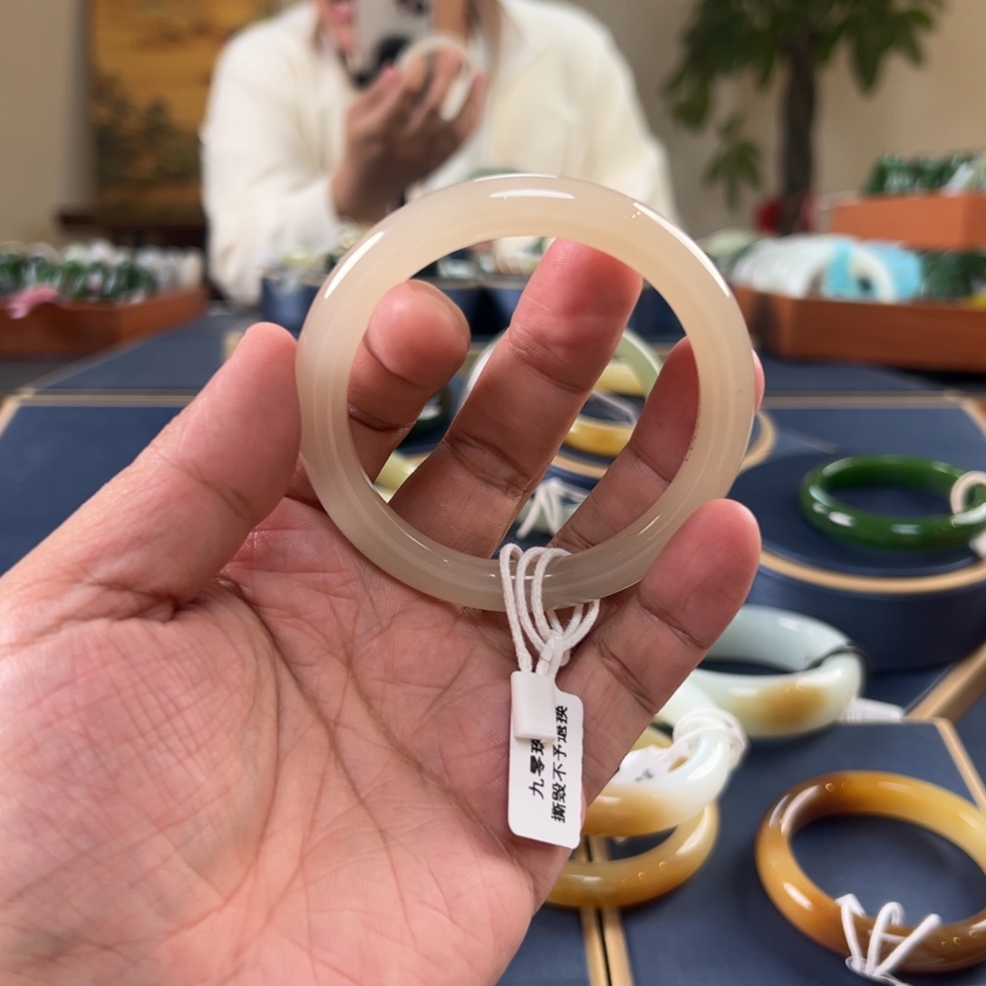 马***军和田玉未镶嵌手镯藕粉美人条C0022-58