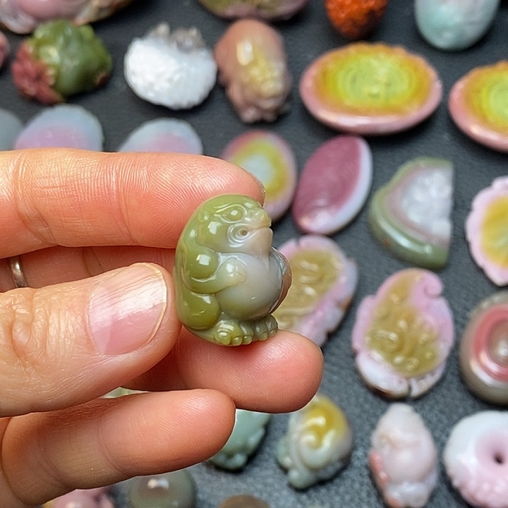 未镶嵌颈饰玛瑙/玉髓盐源原矿无优化抱抱兽