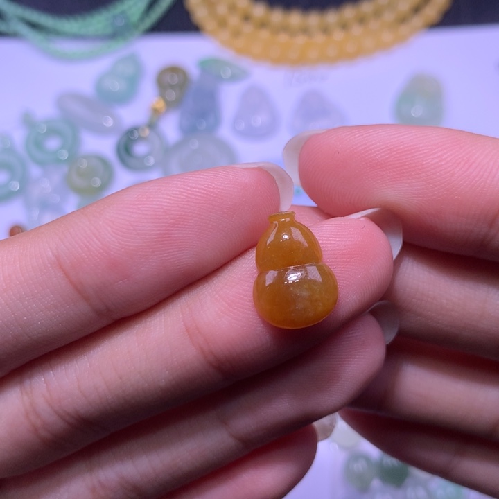 翡翠未镶嵌颈饰葫芦