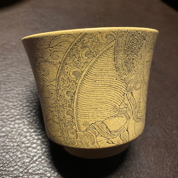 宜兴精品紫砂本绿泥料全手精工刻绘黄财神满杯容量约110cc