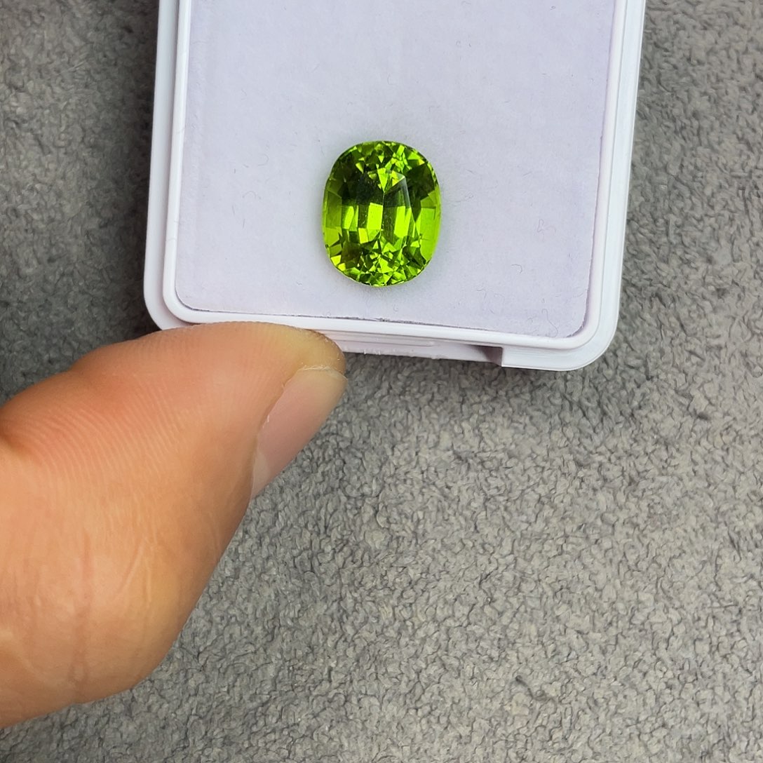 橄榄石裸石未镶嵌6.3Ct。