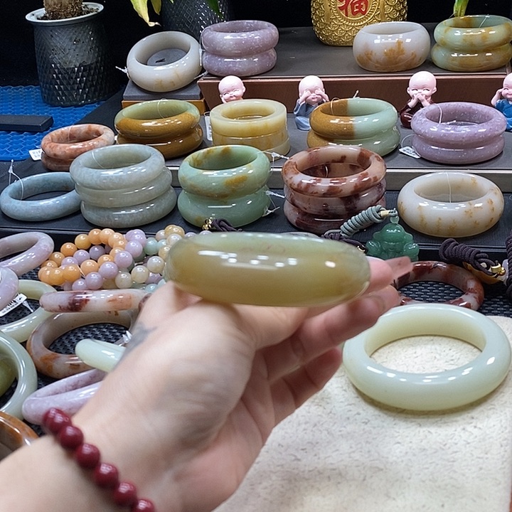 未镶嵌手镯石英岩玉