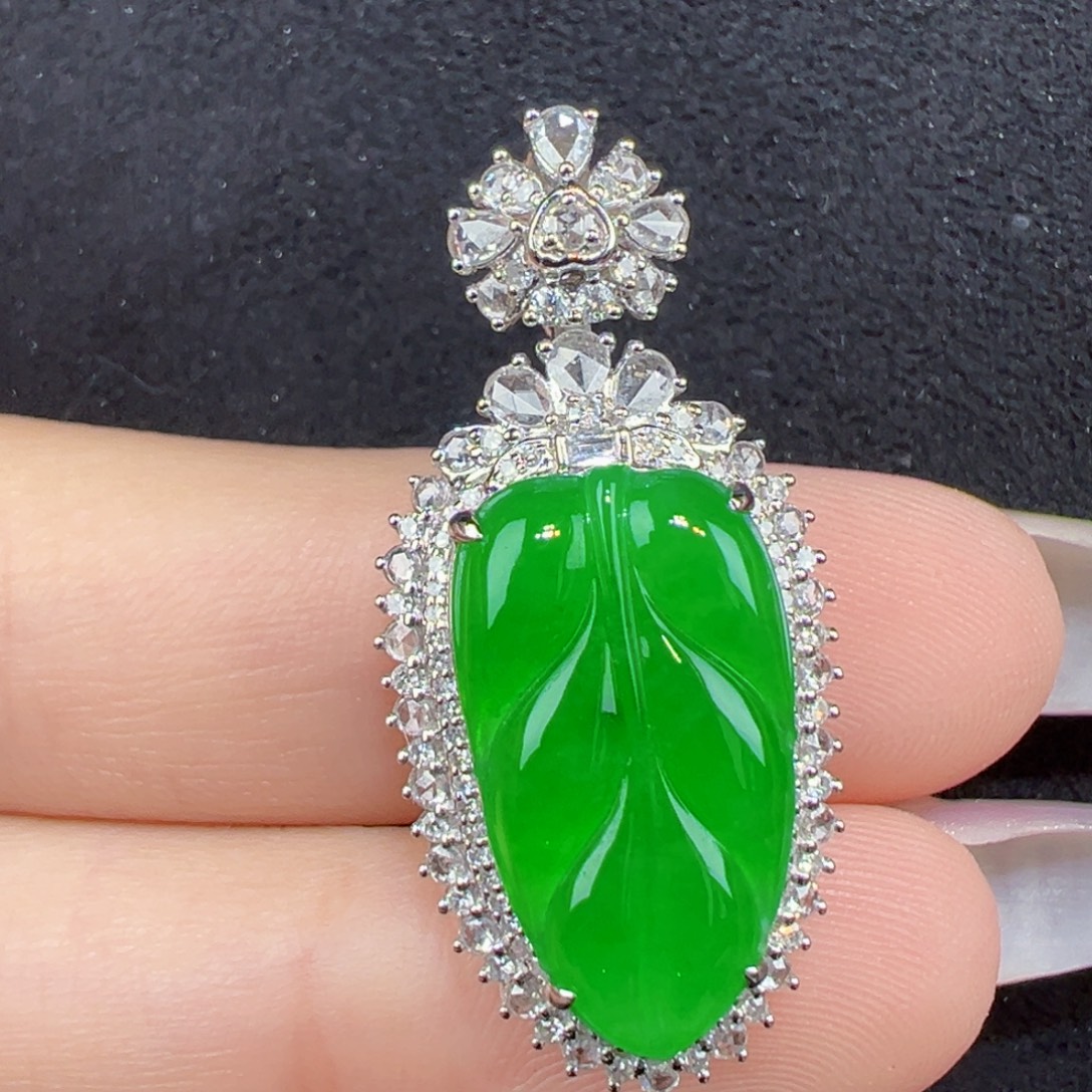 翡翠18K金镶嵌颈饰叶子