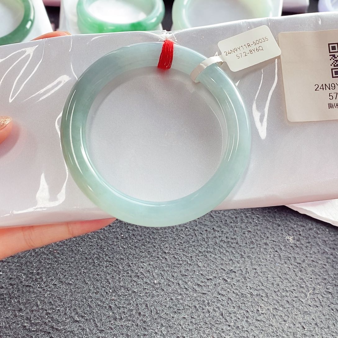 未镶嵌手镯翡翠57.5淡蓝色半山水