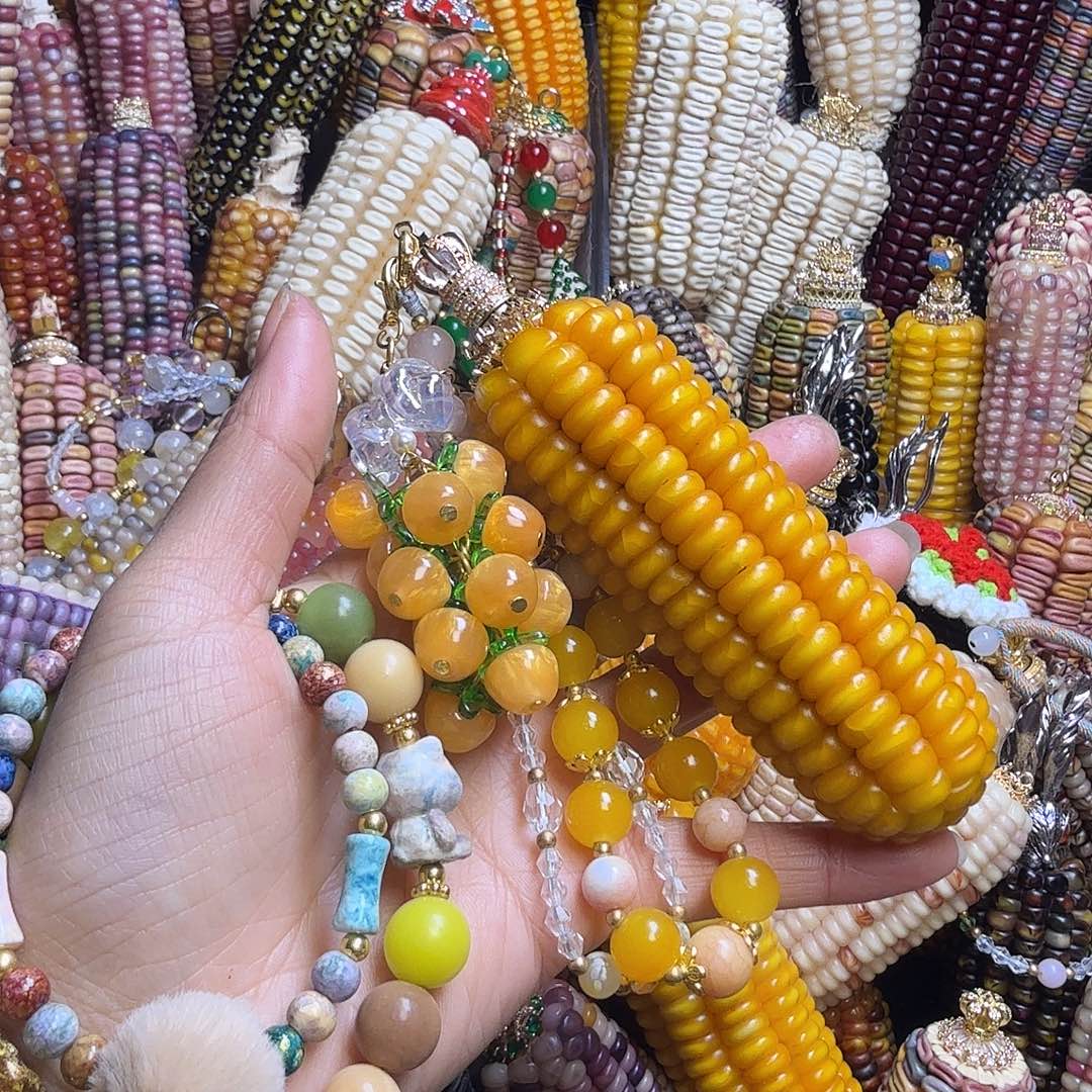 红***儿亚克力合金蕾丝金色八排带链子。