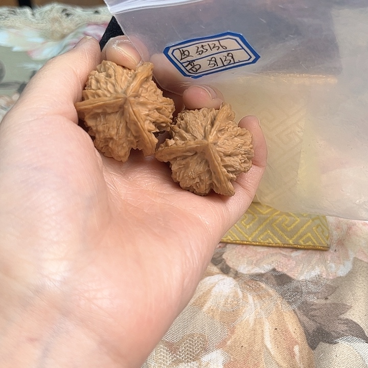 文玩核桃把件盘山三棱