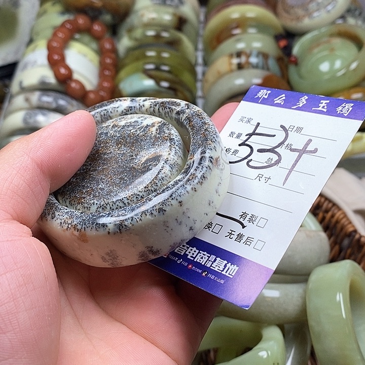 未镶嵌蛇纹石玉颈饰
