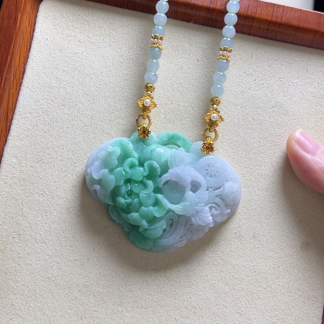 翡翠颈饰未镶嵌白底青如意锁