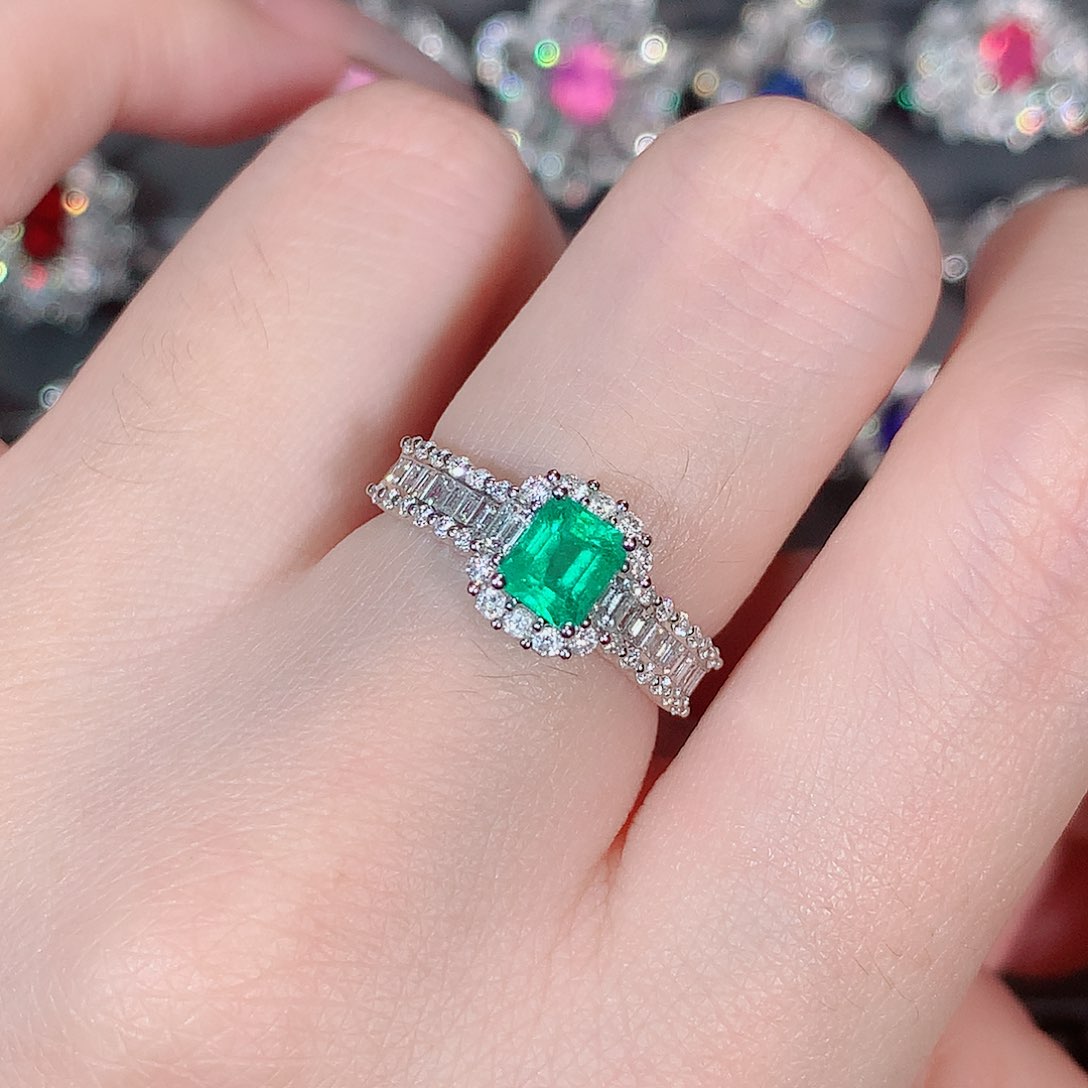 戒指18K金镶嵌祖母绿0.57ct哥伦比亚祖母绿戒指