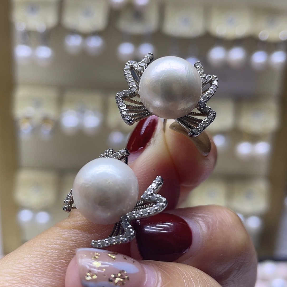 淡水珍珠银S925镶嵌耳饰