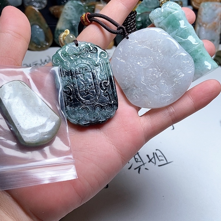 剑***雨翡翠未镶嵌颈饰翡翠a货