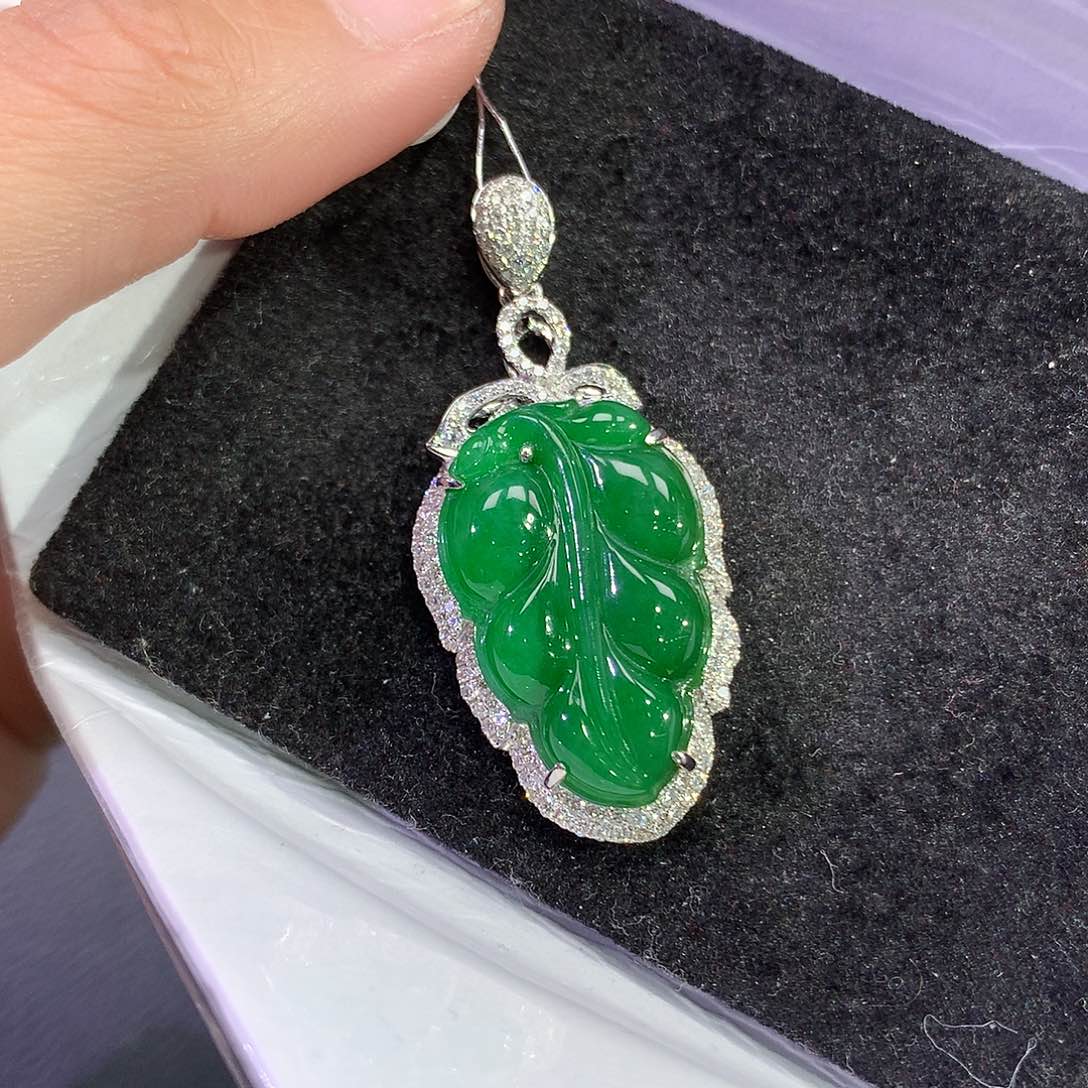 翡翠吊坠(赠链)18K金镶嵌