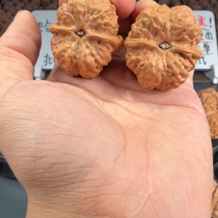 火***℡文玩核桃吊坠蛤蟆的眼睛是真的好看
