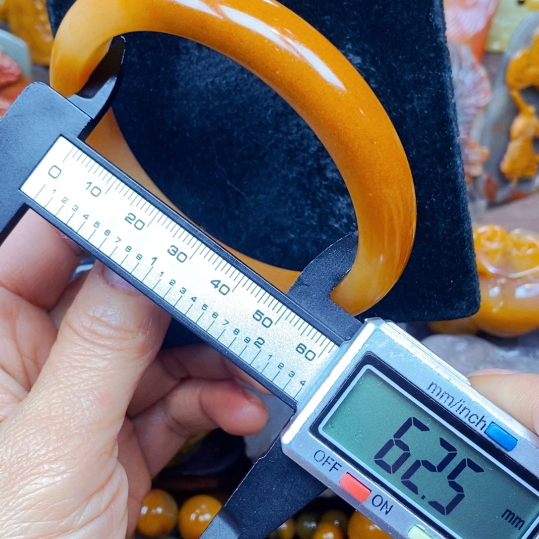 未镶嵌石英质玉（黄龙玉）颈饰