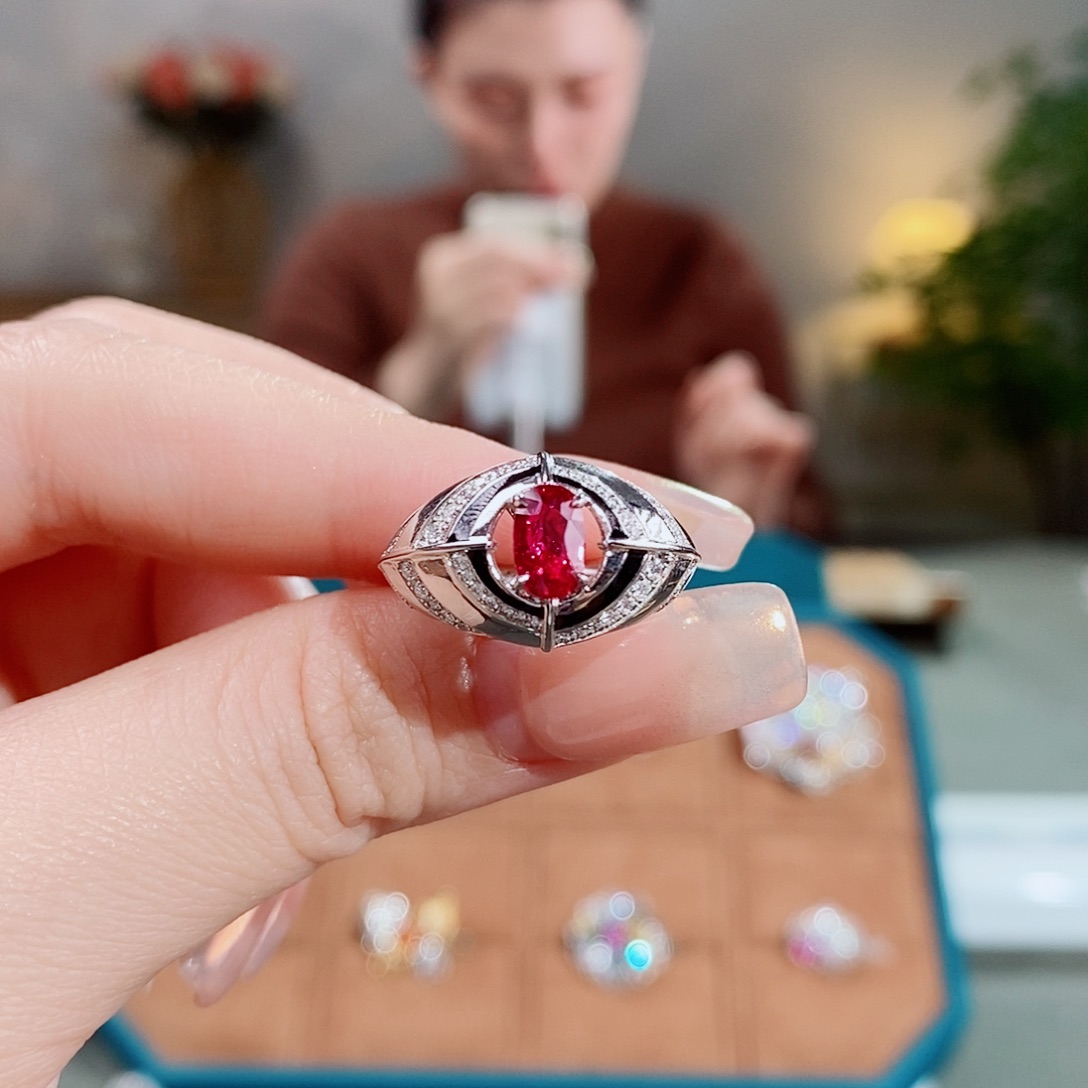 红宝石戒指18K金镶嵌1.06ct无烧鸽血红aigs