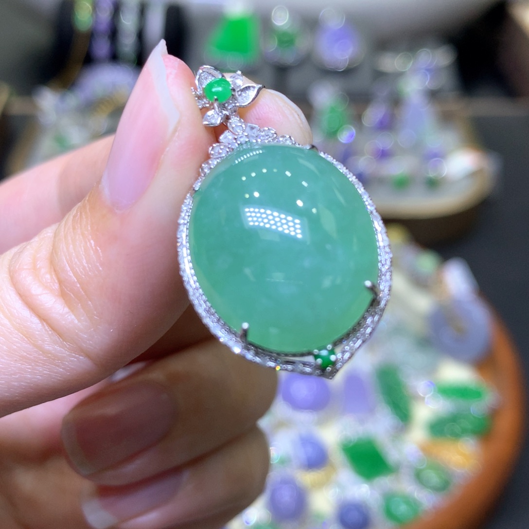 【闪购商品】翡翠颈饰18K金镶嵌翡翠吊坠项链