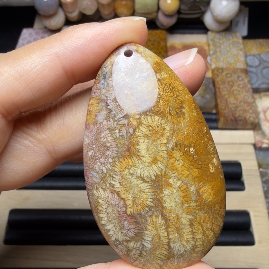 硅化玉未镶嵌特色花纹，有裂特价