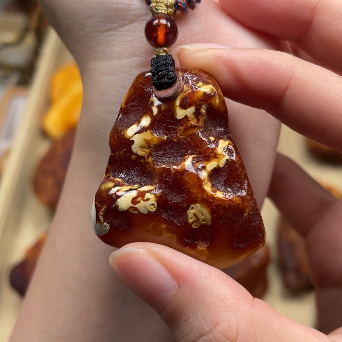 詹***雨未镶嵌琥珀珠宝奇石